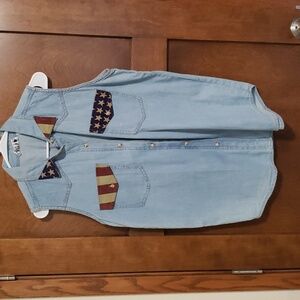 Flag denim sleeveless shirt.